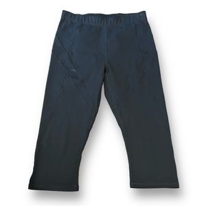 [Fabletics] Black Capris Leggings
